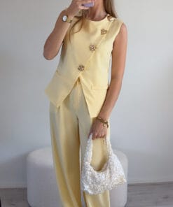 Alternative view of Geel damespak met gouden knopen